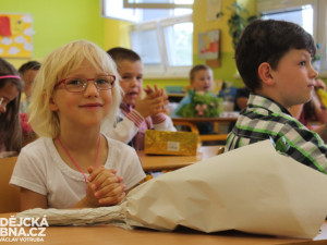 Předávání vysvědčení na ZŠ Vl. Rady