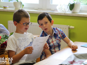 Předávání vysvědčení na ZŠ Vl. Rady