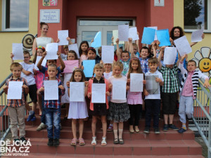 Předávání vysvědčení na ZŠ Vl. Rady