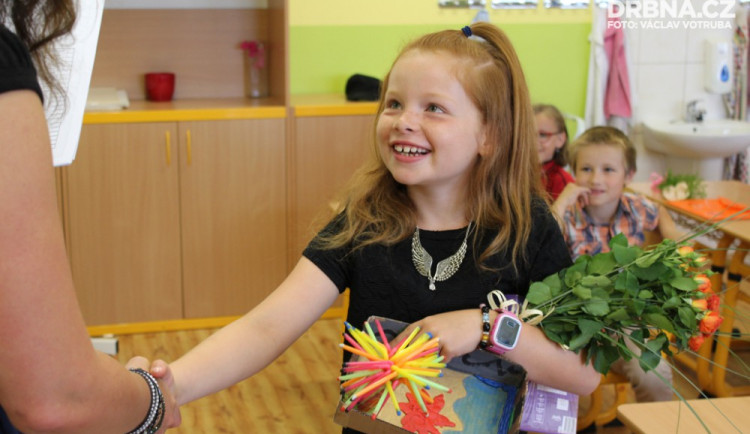 Předávání vysvědčení na ZŠ Vl. Rady