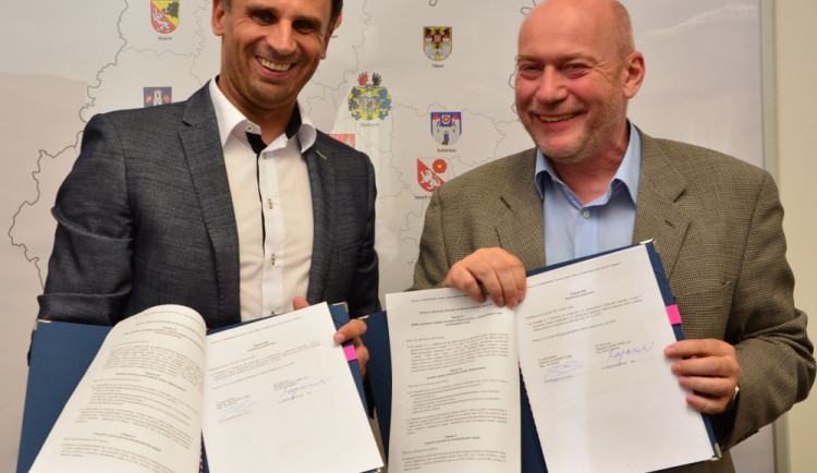 Dohodu svými podpisy stvrdili hejtman Jiří Zimola a statutární ředitel JHMD Boris Čajánek