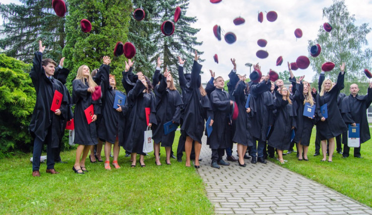 Na VŠTE promovali první absolventi, kteří získali titul Ing. za technický obor