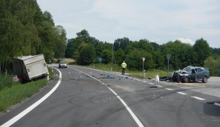 Na následky zranění po nehodě u Jarošova nad Nežárkou zemřel jeden ze spolujezdců