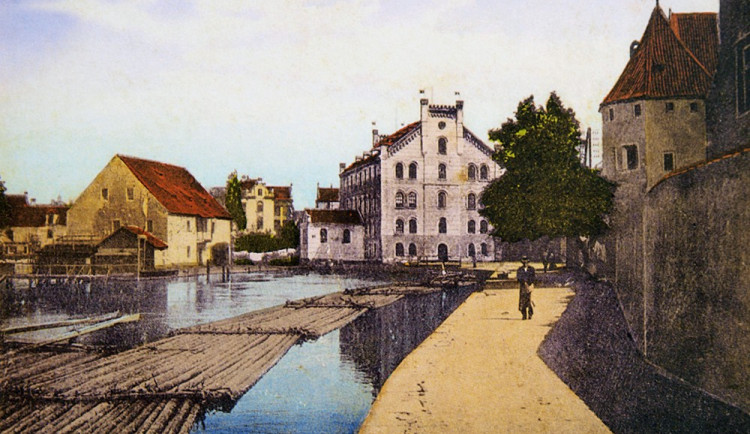 Vltava po proudu směrem k Přednímu mlýnu s pramenem vorů, vlevo na ostrůvku Žitný mlýn. Přední mlýn je dnes upraven na hotel Budweis