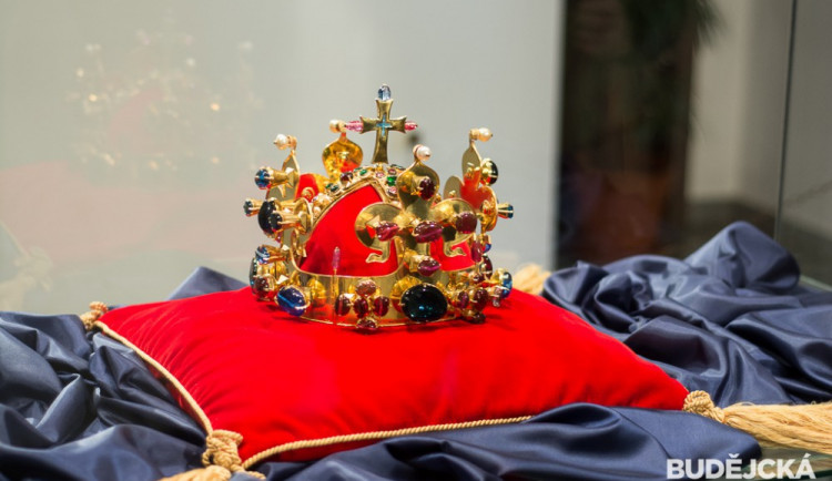 Český Krumlov nabízí výstavu replik korunovačních klenotů