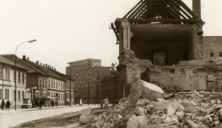 Pražská třída v záběru od ulice Šrámkovy směrem ke koldomu, vpravo se bourá Šmídovna, v bloku vlevo stojí obchod potravin VZOR, jinak gastronom