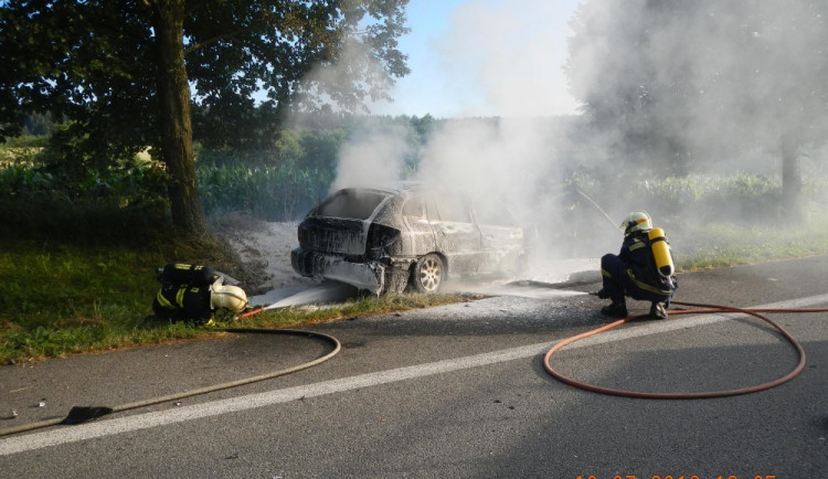 Mladý řidič se patrně nevěnoval řízení a svým autem usmrtil u Dolních Hořic motorkářku