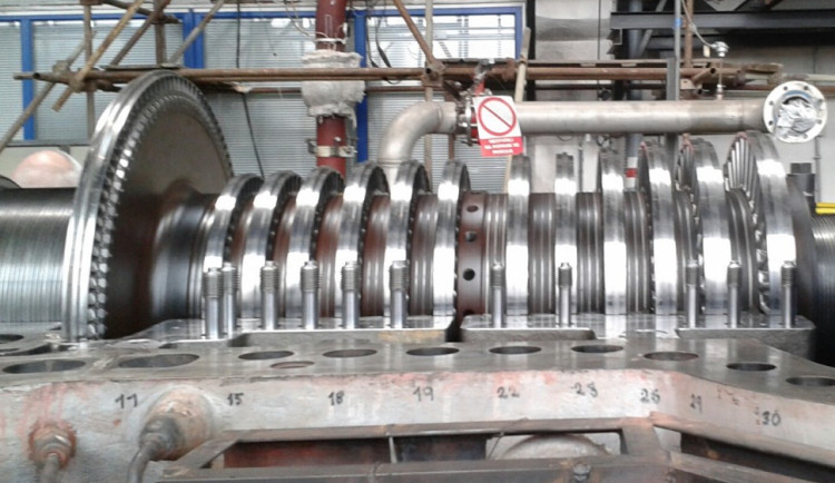 Jedním z důležitých momentů bylo usazení rotoru turbíny po rekonstrukci do skříně. Záběr z průběhu prací