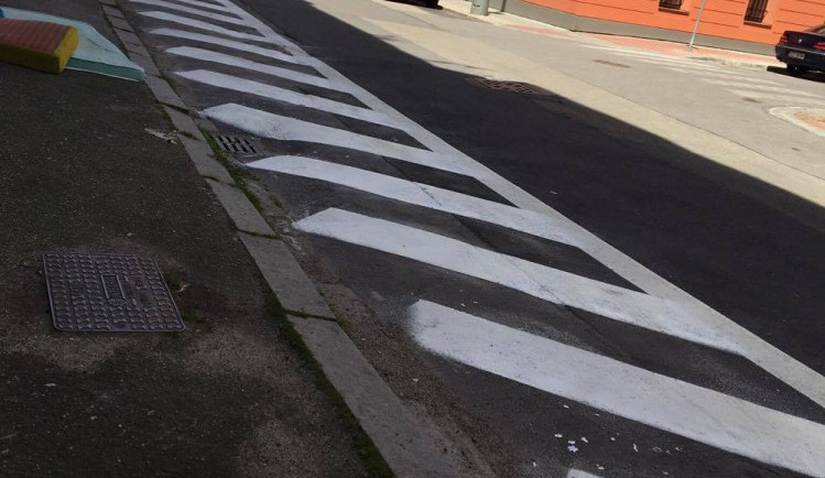 Bílé šrafování na křižovatce ulic Kostelní a Skuherského