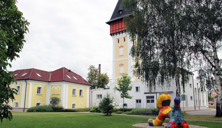 Vodárenská věž dostala na léto novou fasádu