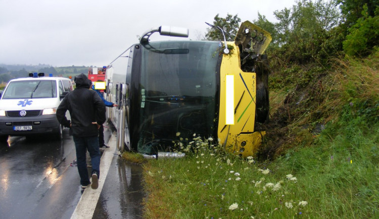 V Písku havaroval autobus s dětmi, zraněných je čtyřiadvacet