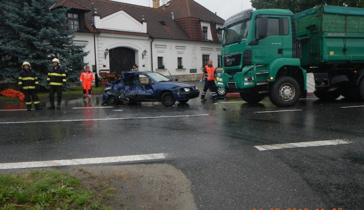 Po střetu osobního vozu s nákladním automobilem zemřela spolujezdkyně