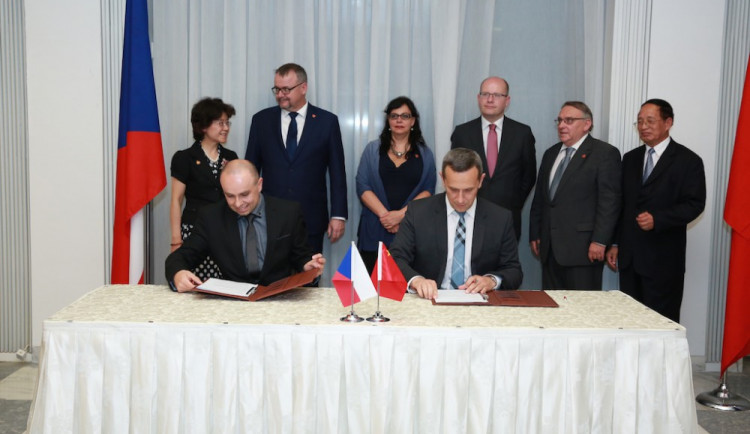 Memorandum o spolupráci mezi VŠTE a Huawei podepsali v Pekingu rektor Marek Vochozka a Radoslaw Kedzia, výkonný ředitel Huawei Czech Republic