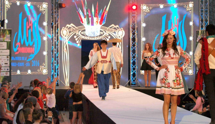 Na Piaristickém náměstí se v pondělí uskutečnila World Fashion Show 2016