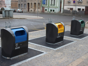 Město instaluje na Piaristické náměstí podzemní kontejnery. Řidiče čeká uzavírka