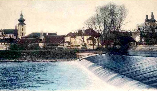 Pevný jez na Vltavě, jehož okolí se nazývalo na přelomu 19. a 20. století U splavu.