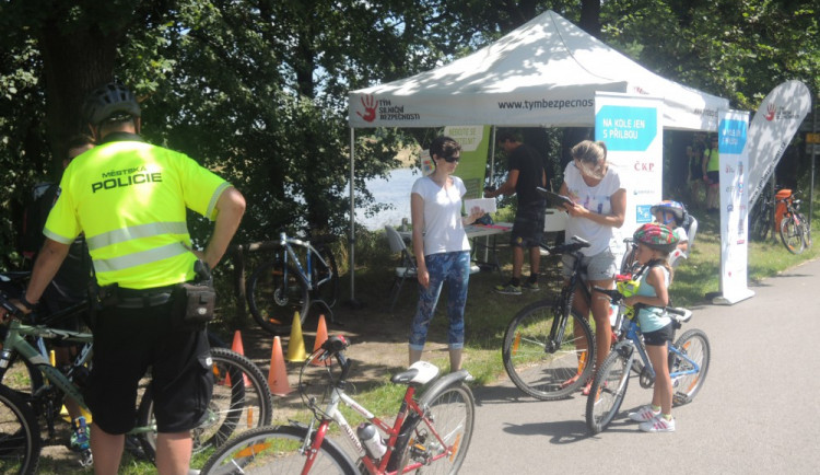 Městská policie a Tým silniční bezpečnosti na cyklostezce