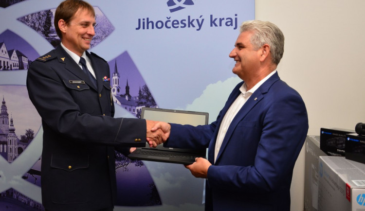 Radní Antonín Krák předává dary řediteli Celního úřadu pro Jihočeský kraj Michalu Kubátovi