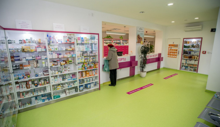 Písecká nemocnice otevřela novou lékárnu, je více na očích. Teď se chystá na laboratoře
