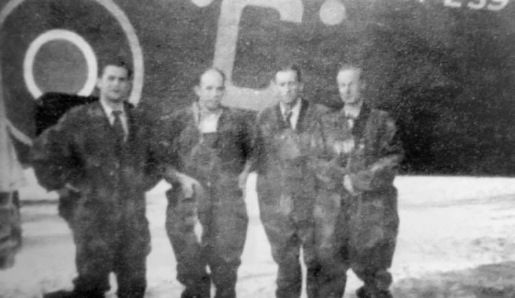 Nekvalitní ale vzácný snímek skupiny Glucinium před startem do akce