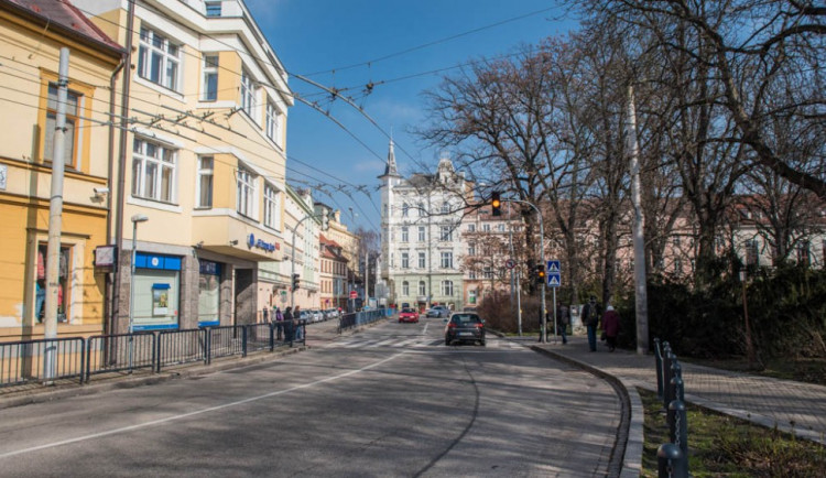 Na uzavírku ulice Na Sadech upozorňuje městský rozhlas