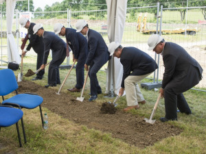 Slavnostní výkop nové výrobní haly provedli: (zleva) Jan Karmazín - ředitel Odboru zaměstnanosti generálního ředitelství Úřadu práce ČR, Jiří Koliba - náměstek ministra průmyslu a obchodu, Jaroslav Jírovec - jednatel Schwan Cosmetics CR, Jörg Karas - ředi
