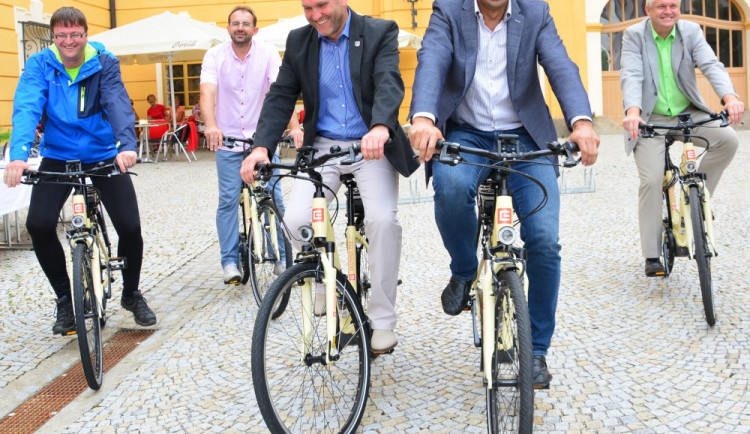 Jízdu na elektorkole si vyzkoušel i hejtman Jiří Zimola