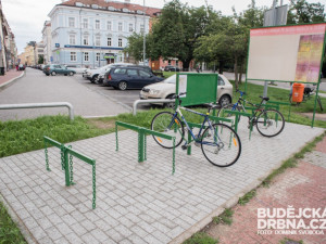Zelený kolostav i ceduli u Mariánského náměstí město nechá odstranit