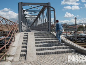 Lávka přes nádraží