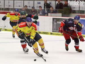 Miloslav Čermák uniká Milanu Gulašovi. Ten ho brání za cenu faulu