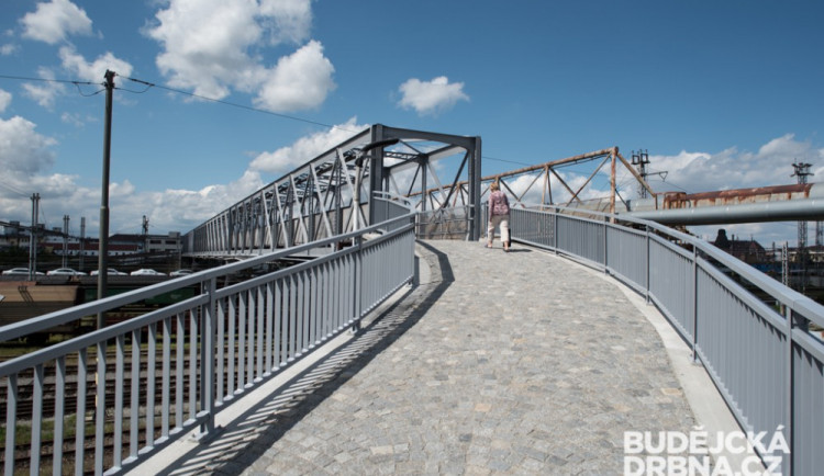 Lávka přes nádraží