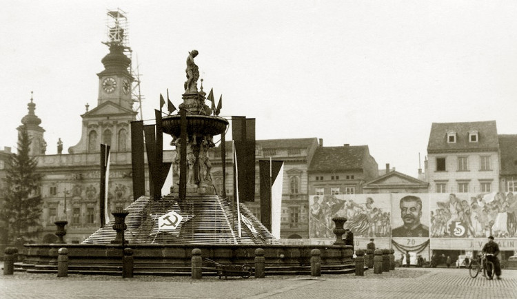 Samsonova kašna na náměstí Přemysla Otakara II. v prosinci 1949 ověnčená u příležitosti 70. výročí narození Stalina