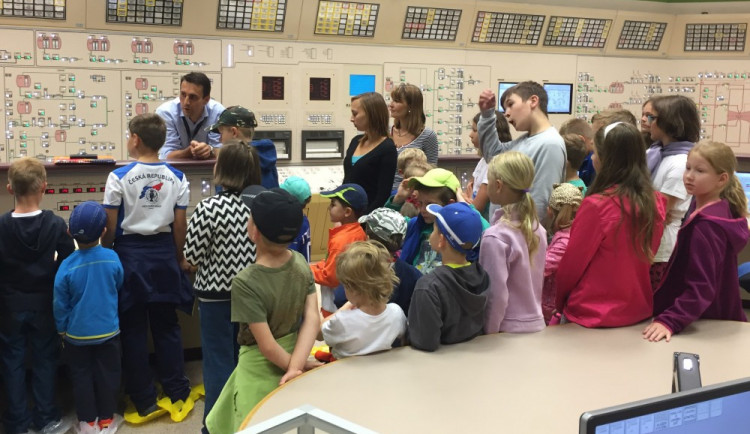 Dětem se na simulátoru věnoval ředitel elektrárny Bohdan Zronek