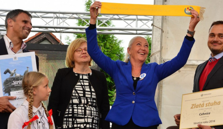 Starostka Cehnic Helena Sosnová se raduje ze Zlaté stuhy pro Vesnici roku Jihočeského kraje 2016