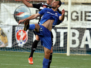 Hlavičkový souboj Pavla Nováka s Vladimírem Mišínským