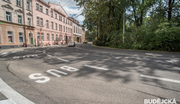 FOTO: Oprava ulice Na Sadech skončila o týden dřív