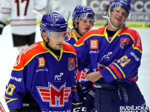 Miloslav Čermák (v popředí s Michalem Chovanem a Rokem Pajičem) se postaral o dvě domácí branky