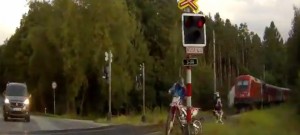VIDEO: Nepovedený únik policistům. Motocyklistu zastavil vlak na přejezdu