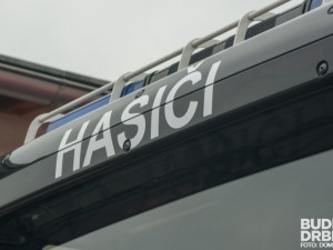 Na Písecku začala hořet dřevozpracující hala, škoda je za miliony