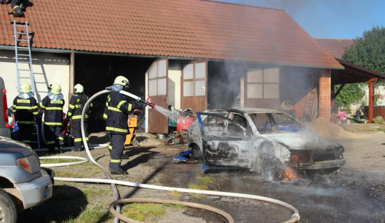 Hasiči na Táborsku řešili požár stodoly, uvnitř byla svářecí souprava a osobní auto