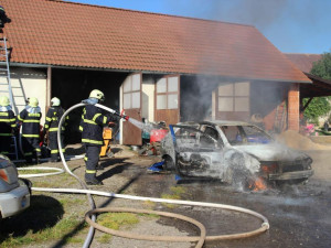 Hasiči na Táborsku řešili požár stodoly, uvnitř byla svářecí souprava a osobní auto