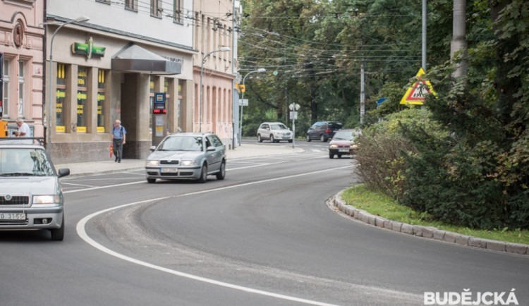 Drobné kamínky zůstaly v ulici Na Sadech podle normy. Město přesto objednalo mimořádný úklid