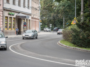 Drobné kamínky zůstaly v ulici Na Sadech podle normy. Město přesto objednalo mimořádný úklid