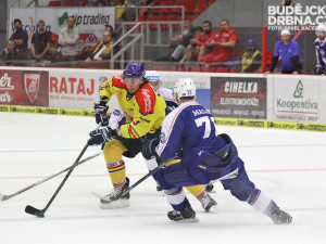 Roman Vráblík bráněný Tomášem Malcem