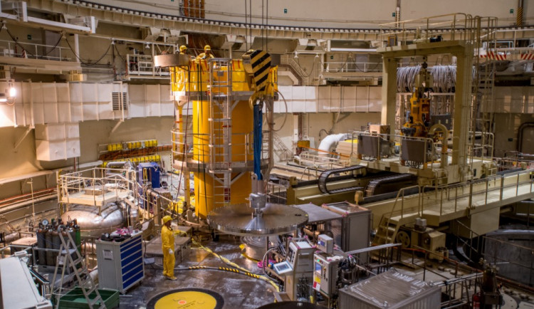 Během odstávky vyvezou technici do skladu čtyři kontejnery s použitým palivem