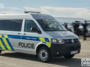 Dvě děti přišly o rodiče. Zastřelil muž manželku?