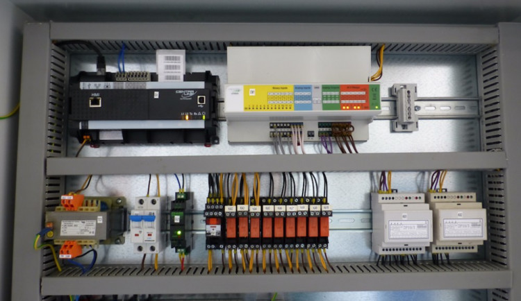 V Českých Budějovicích řídí inteligentní regulátory, vybavené procesory a software, malé a velké předávací stanice už na deseti místech