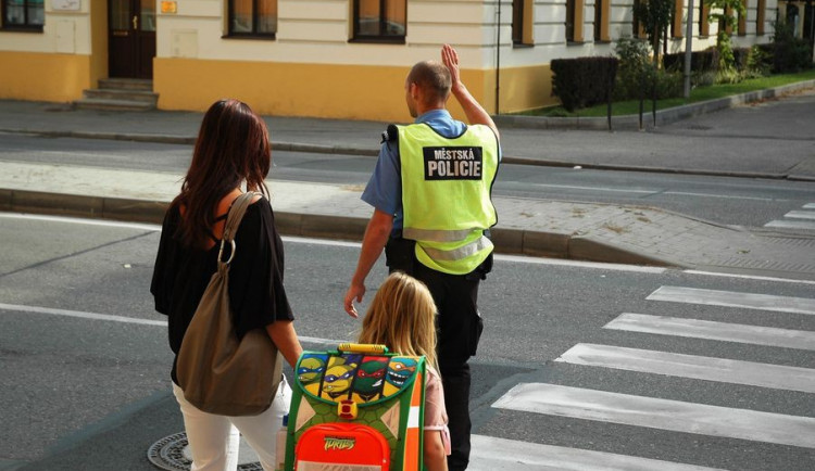 Strážníci a dobrovolníci budou od čtvrtka znovu pomáhat přecházet na přechodech