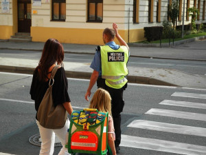 Strážníci a dobrovolníci budou od čtvrtka znovu pomáhat přecházet na přechodech