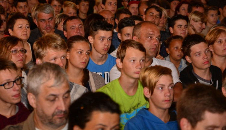 Žáci Vyšší odborné školy, Střední průmyslové školy automobilní a technické v Českých Budějovicích se sešli i spolu s rodiči během zahájení nového školního roku v DK Metropol